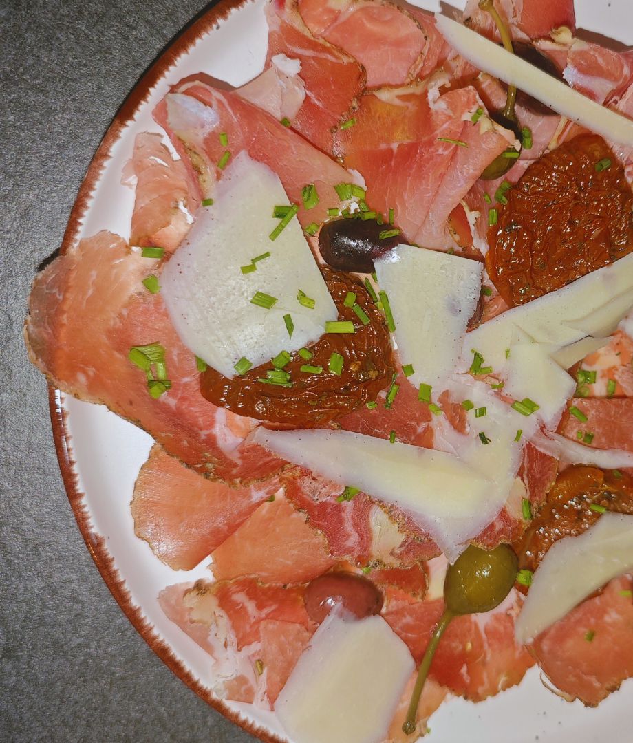 Antipasti-Teller mit Schinken, Käse, Oliven, Tomaten und Kapern bei MORIZZ Wein + Brot in Donnerskirchen.