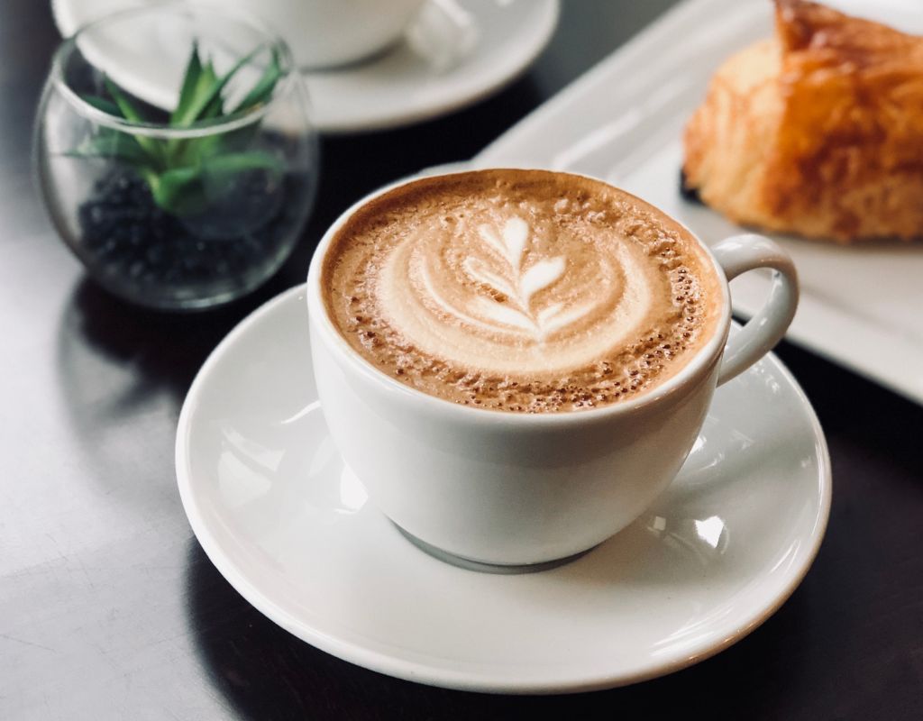 Frühstück bei MORIZZ – Cappuccino und Frühstücksgebäck in einladender Atmosphäre.